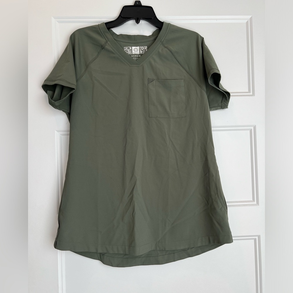 Wonder Wink Renew Scrub top. Women’s size medium. Olive green.